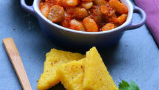 Haricots Tarbais à la sauce tomate, polenta  poêlée et saucisse et romarin par Silvia Santucci