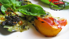 Courgettes grillées au four façon tartines au jambon cru, mozzarella et basilic 