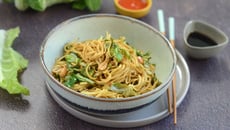 Nouilles sautées aux feuilles de chou-fleur