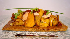 Tarte fine aux girolles, saumon rose, tomates séchées et éclats de noisettes du Lot-et-Garonne