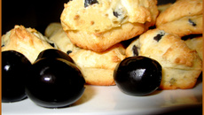 Cakes aux olives noires et au thym
