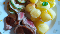 Paillasson de pommes de terre et courgettes, accompagné de son épaule d'agneau