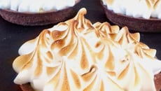 Tartelettes curd fruits de la passion meringuées