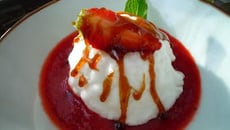 Île flottante aux fraises et vinaigre balsamique