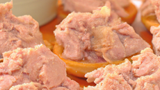 Miettes de thon sur pêches fraîches