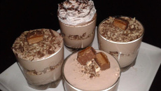 La mousse au chocolat Mars et des copeaux de Kit-Kat