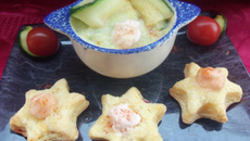 Soupe courgettes coco, sablés aux oignons et sa chantilly au saumon fumé