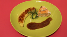 Mille-feuilles de saumon sauvage et cabillaud, mousseline aux salsifis et curry doux, jus de veau au gingembre