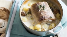 Rôti de porc cuit au lait et petites pommes de terre nouvelles