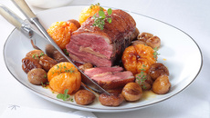 Le rôti 2 magrets au foie gras, clémentines et marrons poêlés