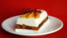 Terrine de faisselle aux abricots et groseilles à la gelée de verveine