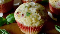 Muffins aux fraises, pecorino romano et basilic