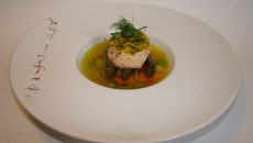 Médaillon de saumon en vapeur d'agrumes et aneth, sur un bouillon de légumes printaniers safrané