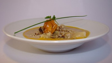 Raviole de caille, girolles et herbes fraiches, velouté de girolles, émietté de crumble aux éclats de marrons