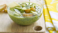 Velouté glacé d'avocat roquette et parmesan