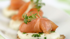 Toasts de saumon de Norvège fumé à la mozzarella