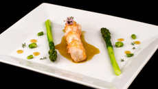 Langoustines rôties aux asperges vertes, jus court à la vinaigrette de mandarine Clovis