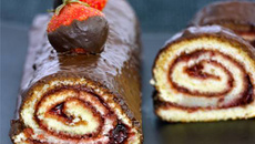 Roulé au chocolat et aux fraises