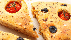 Focaccia aux tomates cerises, olives noir grecque et au basilic