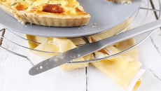 Quiche aux oignons nouveaux, champignons et lardons fumés