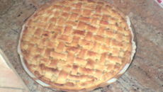 Tarte aux pommes avec confiture et croisillons de pâte