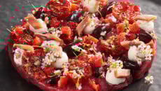 Ceviche de flet de bœuf, bavarois d’anchois, tomates fumées au bois de hêtre, olives Taggiasche, petites pousses