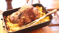 Épaule ou gigot d'agneau sur lit de pommes de terre