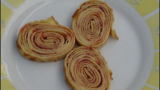 Crêpes roulées à la confiture