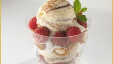 Tiramisu et framboises fraîches