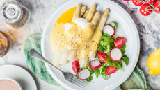 Salade d'asperges blanches, radis, œufs pochées et sauce hollandaise