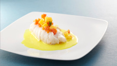 Dos de cabillaud Skrei de Norvège poché au lait de coco et parfumé au curcuma