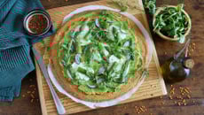 Pizza de lentilles sans farine aux asperges, mozzarella et roquette