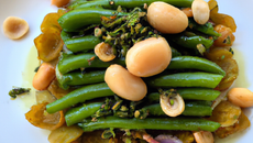 Farandole de coques, fèves fraîches et pesto d'ail d'ours