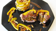 Rôti d'agneau farçi aux abricots secs, laqué au miel et son mélange de légumes.