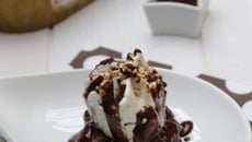 Brownie aux noix, crème glacée Carte d'Or® façon glacier saveur dame blanche, sauce chocolat