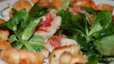 Salade rouget, coquille saint jacques et crevettes