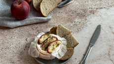 Camembert rôti aux pommes caramélisées
