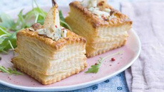 Bouchées à la reine poire, bleu et noisettes