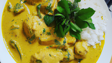 Chapon au curry et lait de coco