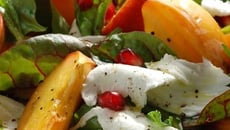 Salade verte et pêches