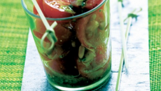 Salade de Tomates de France et pignons de pin au pistou