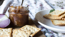 Confiture d'oignons sur lit de crackers