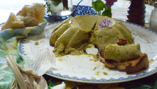 Charlotte de fond d'artichauts aux carottes jaunes et confit de fleurs de violette