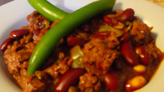 Chili con carne : haricots rouges, poivrons, viande hachée et épices