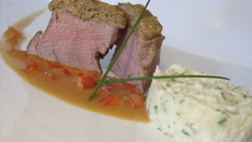 Mignon de porc-viennoise de champignons, purée "Grand Mère", jus relevé au poivron...