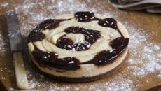 Cheese-cake vanille, chocolat noir et biscuits palets bretons