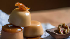 Papillotes de poire, praliné, noisette et petit pot de caramel beurre salé