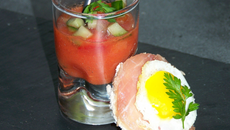 Gaspacho et brunoise de légumes, canapés jambon œufs de caille
