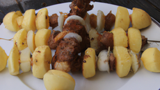Brochettes de bœuf et pommes de terre marinés