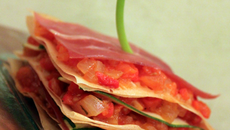 Compotée de tomates et poivrons au brebis en millefeuilles de jambon